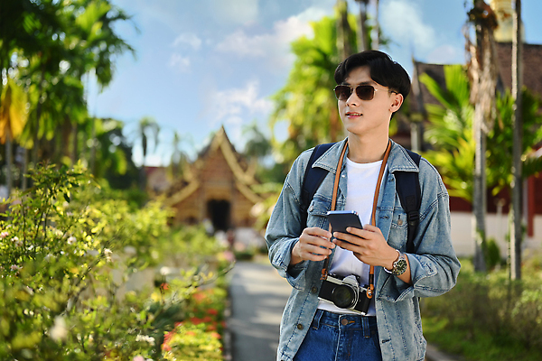 포토 JPG 해외이미지 나무 남자 길 태국 거리 한명 들기 동양인 상반신 성인 야외 앞모습 아웃포커스 스마트폰 선글라스 카메라 마을 길찾기 태국여행 성인남자한명만 해외202310 해외포토 식물 1 아시아 안경 뷰포인트 해외여행 모션 촬영기법 사람 인종 전자제품 핸드폰 스마트기기 남자한명만 성인남자만 파일형식