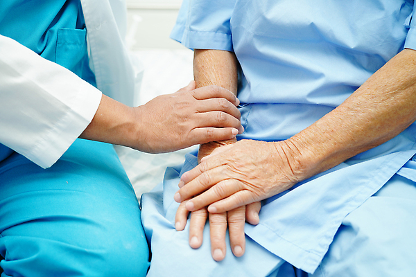 포토 JPG 해외이미지 직업 여자 남자 행복 아시아 건강 병원 대화 동양인 성인 사람없음 치료 약 건강관리 중국 고통 환자 간호사 의사 대접 도움 질병 은퇴 서비스 휠체어 테라피 장애 돌봄 옛날 지원 치유 헬프 안락 해외202310 해외포토 감정 나라 컨셉 의학 모션 관리 말하기 사람 인종 뷰티 의료진 파일형식