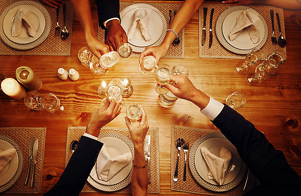 포토 JPG 해외이미지 접시 손 여자 남자 포크 와인잔 들기 여러명 성인 신체부위 하이앵글 파티 숟가락 저녁식사 나이프 음주 건배 성인만 해외202310 해외포토 식기 뷰포인트 다수 술잔 모션 수저 사람 이벤트 식사 칼 파일형식