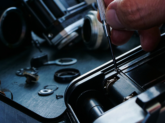 포토 JPG 해외이미지 직업 손 탁자 사람없음 카메라 금속 장비 수확 기구 공구 업무 기술자 엔지니어 드라이버 수리 필름 서비스 복고 아날로그 유지 깨짐 해외202310 해외포토 가구 컨셉 농업 재질 신체부위 전자제품 도구 작업 파일형식