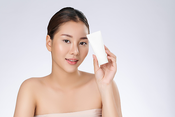 포토 JPG 해외이미지 여자 한명 들기 동양인 상반신 성인 앞모습 화장품 성인여자한명만 해외202310 해외포토 1 뷰포인트 모션 사람 인종 뷰티 여자한명만 성인여자만 파일형식