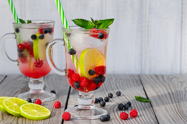 포토 JPG 해외이미지 열매 안경 음료 음식 잎 2 과일 재료 탁자 건강 사람없음 빨간색 물 여름 얼음 주스 추위 마시기 신선 칵테일 고명 투명 액체 달콤 시원함 레모네이드 민트 상쾌 유기농 블루베리 산딸기 라임 시럽 비타민 밀짚 소다 핸드메이드 카피스페이스 비건 해외202310 해외포토 자연요소 식물 웰빙 잡화 계절 감정 컬러 가구 모션 주류 공백 맛 짚 허브 에이드 영양소 채식주의자 파일형식