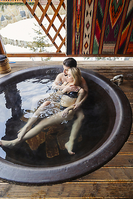 포토 JPG 해외이미지 라이프스타일 커플 여자 행복 여행 휴식 수영장 함께함 건강 사랑 사람 성인 야외 두명 목재 물 햇빛 뷰티 평화 귀여움 맑음 수영 목욕 낭만 신혼여행 흰색 신선 뜨거움 빨래 샴페인 열정 해외202310 해외포토 자연요소 나무 감정 컬러 결혼 컨셉 가사 재료 관계 날씨 주류 생활 태양 청결 수상스포츠 파일형식