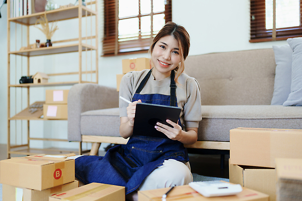 포토 JPG 해외이미지 옷 여자 행복 아시아 백그라운드 컨셉 인터넷 비즈니스 포장 사업가 성공 주택 한명 동양인 노트북 스마트폰 컴퓨터 상자 알약 판매 상점 비즈니스우먼 상품 상인 고객 확인 온라인쇼핑 패키지 질서 획득 온라인 주인 짐싸기 전자상거래 마케팅 프리랜서 해외202310 해외포토 직업 1 감정 나라 사람 인종 건물 전자제품 핸드폰 스마트기기 쇼핑 약 예절 직장인 파일형식