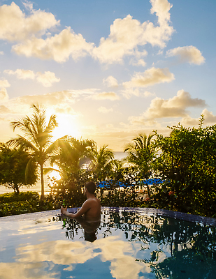 포토 JPG 해외이미지 라이프스타일 커플 남자 행복 바다 섬 여행 관계 호텔 휴가 휴식 산 함께함 손바닥 한명 사람 야외 물 수영 고요 기쁨 낭만 신혼여행 고급 성자 크루즈 휴양지 무한 이국적 파라다이스 해외202310 해외포토 자연요소 1 손 감정 종교 결혼 컨셉 배_교통 숙소 생활 장소 수상스포츠 파일형식
