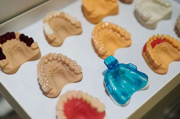 포토 JPG 해외이미지 직업 컬러 해부 왕관 실내 건강 치과 병원 사람없음 치료 약 건강관리 장비 의사 공구 업무 도자기 입 구멍 기술자 실험실 치아 제조 플라스틱 천 치과의사 테라피 턱 토막 틀니 거짓 돌봄 위생관리 인공 잇몸 많음 해외202310 해외포토 컨셉 신체 의학 모션 재질 실험 관리 내부 신체부위 뷰티 의료진 도구 직물 작업 소화기관 파일형식