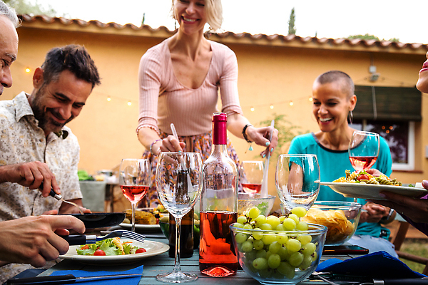 포토 JPG 해외이미지 라이프스타일 외관 여자 남자 행복 음식 가족 자연 탁자 휴식 주택 함께함 대화 미소 웃음 사람 앉기 여러명 성인 야외 여름 소풍 파티 정원 식사 저녁식사 봄 샐러드 모임 그룹 바비큐 먹기 서빙 점심식사 뒤뜰 해외202310 해외포토 계절 감정 가구 다수 컨셉 관계 모션 표정 말하기 이벤트 건물 생활 야외활동 생태계 파일형식