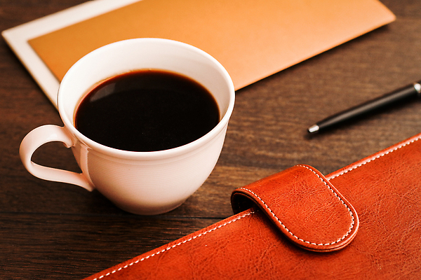 포토 JPG 해외이미지 백그라운드 사람없음 사무실 펜 공책 클래식 커피잔 가죽 해외202310 해외포토 커피 컨셉 비즈니스 문구용품 잔 필기구 파일형식