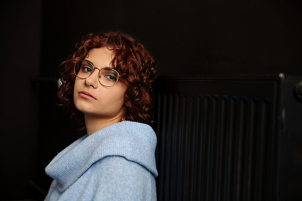 포토 JPG 해외이미지 계절 여자 안경 겨울 따뜻함 피곤 한명 성인 내부 냉동 에너지 추위 잡기 뜨거움 기다림 닫기 스웨터 고민 난방 기간 라디에이터 설치 해외202310 해외포토 1 잡화 감정 컨셉 상의 모션 사람 파일형식