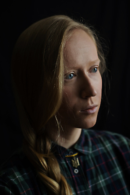 포토 JPG 해외이미지 백인 유럽 얼굴 검은배경 한명 내부 금발 머리 유행 희망 힘 고통 좌절 무서움 전쟁 발가락 애국심 나쁜 고립 우크라이나 노화 해외202310 해외포토 서양인 1 헤어스타일 감정 나라 백그라운드 컨셉 발 사람 신체부위 검은색 파일형식