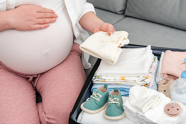 포토 JPG 해외이미지 여자 한명 들기 성인 앞모습 임산부 하반신 젖병 계획 노리개젖꼭지 준비 기저귀 아기신발 유아복 아기양말 성인여자한명만 해외202310 해외포토 1 옷 뷰포인트 신발 컨셉 모션 사람 임신 아기용품 여자한명만 성인여자만 파일형식