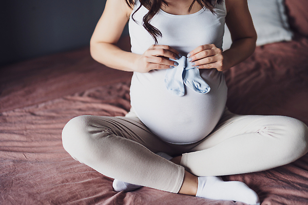 포토 JPG 해외이미지 백인 여자 어린이 신체 가족 엄마 휴식 양말 주택 실내 건강 한명 사람 앉기 성인 신체부위 임산부 임신 기쁨 침실 방 침대 아기 잡기 닫기 예측 준비 복부 카피스페이스 해외202310 해외포토 서양인 1 감정 가구 컨셉 관계 모션 내부 건물 공백 파일형식