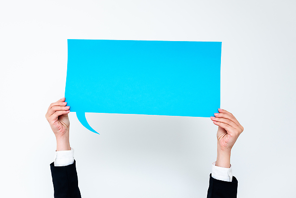 포토 JPG 해외이미지 손 종이 백그라운드 말풍선 아이디어 들기 신체부위 파란색 카피스페이스 해외202310 해외포토 컬러 컨셉 모션 사람 공백 파일형식