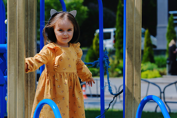 포토 JPG 해외이미지 백인 모델 1 라이프스타일 드레스 공원 여자 행복 감정 얼굴 어린이 포즈 백그라운드 놀이 휴식 거리 한명 미소 사람 야외 햇빛 기쁨 자유 놀이터 작음 긍정 회전목마 일반 돌봄 해외202310 해외포토 서양인 옷 공공시설 컨셉 모션 표정 생활 신체부위 태양 놀이기구 크기 파일형식