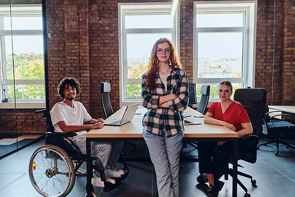 포토 JPG 해외이미지 전신 응시 여자 남자 의자 창문 함께함 성인 옆모습 세명 노트북 사무실 팔짱 기댐 직장인 장애인 책상 동료 휠체어 성인만 해외202310 해외포토 직업 시선 뷰포인트 가구 컨셉 비즈니스 관계 모션 사람 전자제품 장애 파일형식