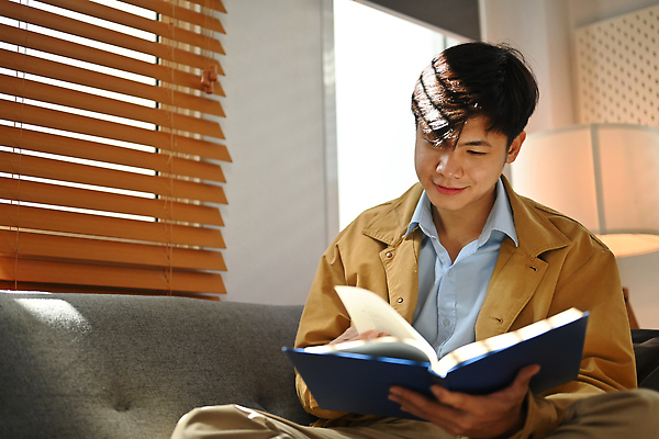 포토 JPG 해외이미지 남자 한명 동양인 상반신 성인 책 독서 햇빛 블라인드 창가 즐거움 성인남자한명만 해외202310 해외포토 1 감정 창문 사람 인종 태양 커튼 남자한명만 성인남자만 파일형식