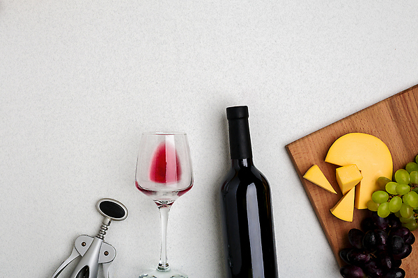 포토 JPG 해외이미지 백그라운드 와인잔 포도 치즈 사람없음 와인 축하 와인병 와인오프너 나무도마 카피스페이스 해외202310 해외포토 컨셉 술잔 과일 병_용기 유제품 도마 주류 목재 공백 병따개 파일형식