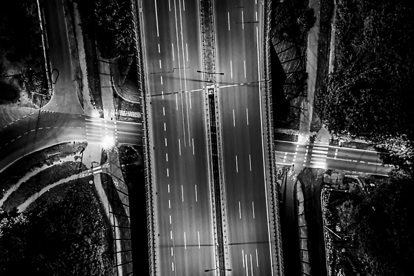 포토 JPG 해외이미지 도로 여행 백그라운드 컨셉 십자가 비즈니스 건축양식 교통시설 자국 모션 자동차 추상 거리 버스 풍경 사람없음 건물 파란색 빛 도시풍경 고층빌딩 새벽 운전 도시 고속도로 도심 야간 아스팔트 속도 장면 대도시 스카이라인 랜드마크 방법 블러 수도권 자동 조감도 해외202310 해외포토 자연요소 건축물 건축 길 육상교통 컬러 교통 무늬 대중교통 빌딩 시설 지역 파일형식