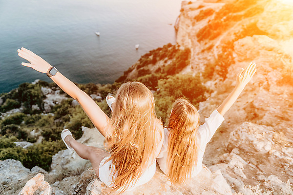 포토 JPG 해외이미지 백인 라이프스타일 여자 딸 행복 어린이 바다 2 가족 관계 포옹 자연 엄마 휴가 함께함 사랑 미소 사람 성인 야외 두명 10대 여름 친구 청춘 뷰티 일몰 육아 닫기 시원함 내추럴 해외202310 해외포토 서양인 계절 감정 컨셉 안기 모션 청소년 표정 생활 노을 생태계 파일형식