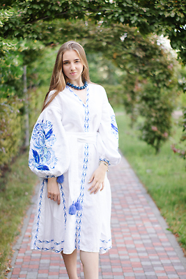 포토 JPG 해외이미지 백인 모델 전통 헤어스타일 옷 여자 유럽 문화 결혼 컨셉 셔츠 목걸이 친절 한명 여러명 성인 야외 여름 파란색 뷰티 유행 자유 흰색 우아함 심볼 미녀 옷입기 자수 애국심 독립 민화 우크라이나 전국 필승 성인여자만 해외202310 해외포토 서양인 1 계절 나라 컬러 다수 상의 장신구 모션 사람 이벤트 우승 미인 그림 여자만 성인만 파일형식