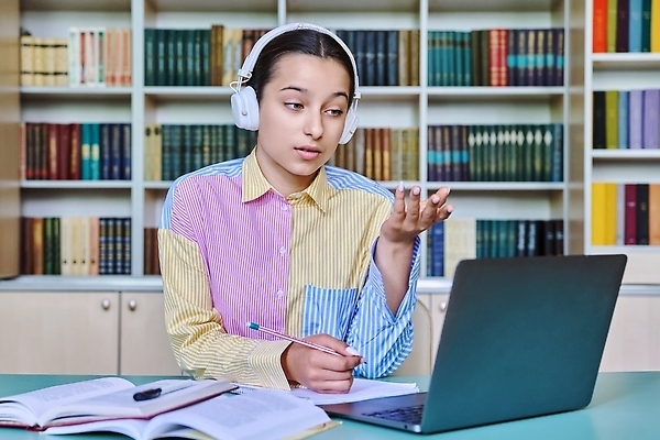 포토 JPG 해외이미지 1 학생 라이프스타일 응시 교육 행복 이어폰 통신 교실 학교 탁자 회의 수업 거리 기술 한명 사람 10대 스터디 컴퓨터 디지털 웹 시험 도서관 강의 책상 부름 멀리 온라인 동영상 영상통화 이러닝 화상통화 가상 해외202310 해외포토 시선 감정 음향기기 가구 인터넷 비즈니스 모션 청소년 생활 전자제품 학습 통화 파일형식