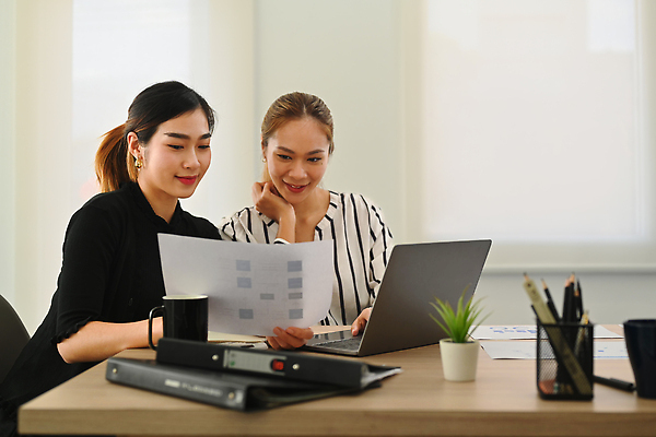 포토 JPG 해외이미지 여자 화초 의자 앉기 상반신 성인 두명 옆모습 컵 노트북 사무실 공책 비즈니스우먼 스마트 책상 연필꽂이 성인여자만 해외202310 해외포토 식물 식기 뷰포인트 가구 컨셉 비즈니스 모션 문구용품 사람 전자제품 직장인 여자만 성인만 파일형식
