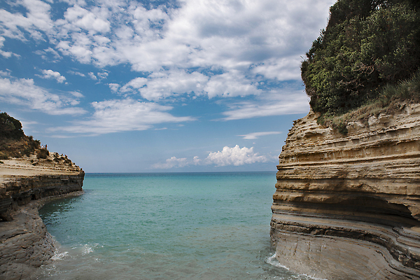 포토 JPG 해외이미지 유럽 어린이 모래 파도 바다 컬러 섬 여행 컨셉 지도 교통시설 휴가 산 항해 사람 성인 사람없음 야외 물 사무실 태양 뷰티 맑음 떨어짐 지중해 그리스 휴양지 그리스인 랜드마크 해외202310 해외포토 자연요소 서양인 나라 교통 배_교통 비즈니스 날씨 장소 시설 파일형식
