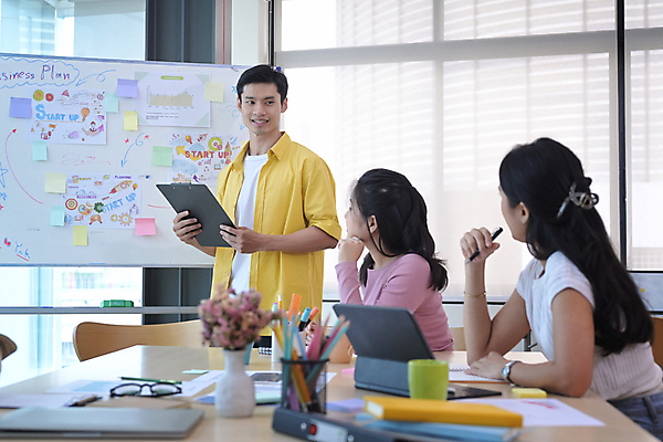 포토 JPG 해외이미지 여자 남자 화초 비즈니스 창문 회의 함께함 앉기 상반신 성인 옆모습 세명 태블릿 공책 턱괴기 커튼 비즈니스맨 비즈니스우먼 그룹 책상 직원 보고서 연필꽂이 화이트보드 서류판 성인만 해외202310 해외포토 식물 뷰포인트 가구 컨셉 모션 문구용품 사람 전자제품 스마트기기 사무용품 직장인 파일형식