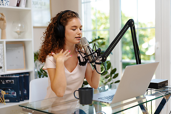 포토 JPG 해외이미지 백인 여자 의자 한명 앉기 상반신 성인 옆모습 노트북 헤드폰 마이크 성인여자한명만 인터넷방송 크리에이터 스트리밍 스트리밍라이프 해외202310 해외포토 서양인 직업 1 라이프스타일 뷰포인트 음향기기 가구 모션 사람 전자제품 방송 여자한명만 성인여자만 파일형식 1인미디어