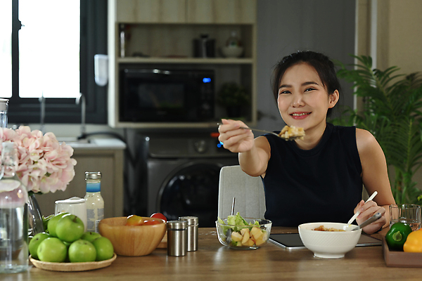 포토 JPG 해외이미지 그릇 여자 꽃 조각 토마토 채소 피망 파프리카 한명 동양인 상반신 성인 주방 숟가락 샐러드 사과 물병 주기 유리그릇 풋사과 건강식 성인여자한명만 식단관리 해외202310 해외포토 식물 1 식기 음식 과일 모션 유리 수저 사람 인종 물통 여자한명만 성인여자만 파일형식