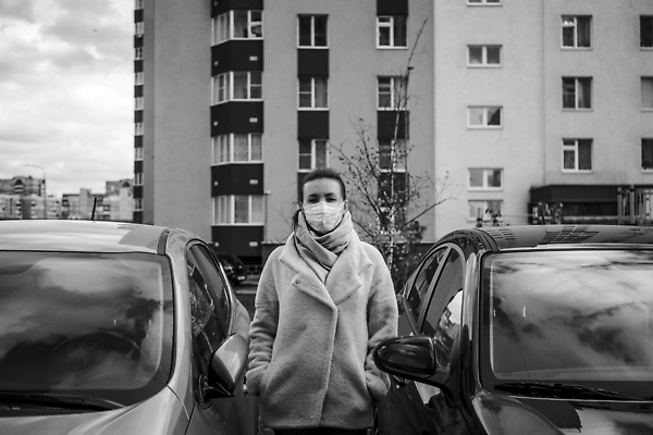 포토 JPG 해외이미지 백인 1 라이프스타일 유럽 얼굴 여행 백그라운드 창문 자동차 거리 프레임 건강 경고 가면 한명 사람 야외 뷰티 여행객 고통 환자 흰색 도시 바이러스 보호 질병 주차 보안 감염 전염병 해외202310 해외포토 서양인 감정 나라 육상교통 컬러 컨셉 의학 안전 생활 신체부위 파일형식