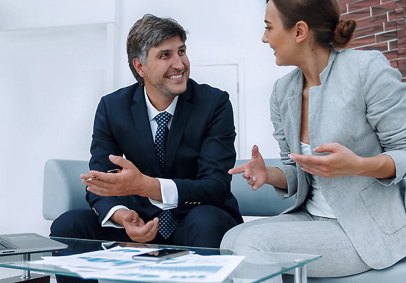 포토 JPG 해외이미지 백인 직업 종이 백그라운드 컨셉 회사 비즈니스 통신 성공 협력 설계 악수 아이디어 직장 대화 협상 사람 두명 금융 노트북 정보 업무 비즈니스맨 자신감 계획 토론 고객 분석 동료 상담 경영자 리더 긍정 마케팅 해외202310 해외포토 서양인 남자 감정 관계 말하기 손짓 경제 전자제품 작업 직장인 파일형식