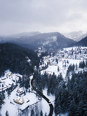 포토 JPG 해외이미지 나무 유럽 여행 겨울 건축양식 자연 스키 산 주택 안테나 사람없음 야외 건물 세로 빛 뷰티 추위 흰색 저녁 숲 휴양지 서리 타운 폴란드 항공촬영 절정 눈내림 해외202310 해외포토 식물 건축물 계절 건축 나라 뷰포인트 컬러 통신 겨울스포츠 눈_날씨 장소 도시 야간 생태계 파일형식