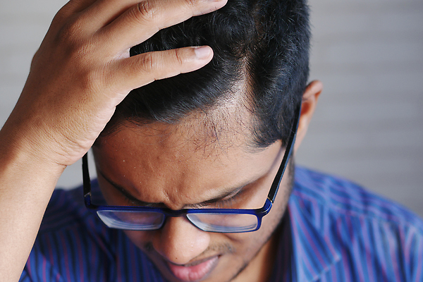 포토 JPG 해외이미지 헤어스타일 외관 응시 남자 한명 성인 뷰티 고통 미용사 준비 문제 위생관리 적자 비어있는 해외202310 해외포토 직업 1 시선 감정 관리 사람 파일형식