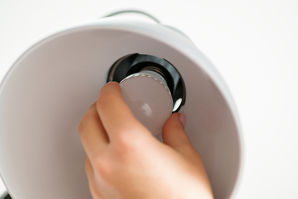 포토 JPG 해외이미지 손 여자 전구 가정 유리 새로움 주택 직장 나선형 사람 사람없음 경제 빛 사무실 힘 장비 에너지 흰색 램프 변화 번개 오브젝트 서비스 고정 형광등 편리함 교체 설치 효율 주도 해외202310 해외포토 컬러 컨셉 무늬 회사 비즈니스 재질 날씨 전등 조명 건물 신체부위 예절 파일형식