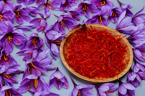 포토 JPG 해외이미지 꽃 음식 꽃무늬 재료 자연 건조 요리 사람없음 뷰티 보라색 수확 벚꽃 식탁보 양념 개화 자주색 제비꽃 향신료 유기농 향 꽃수술 사프란 이국적 해외202310 해외포토 식물 웰빙 컬러 무늬 농업 생태계 향미료 파일형식