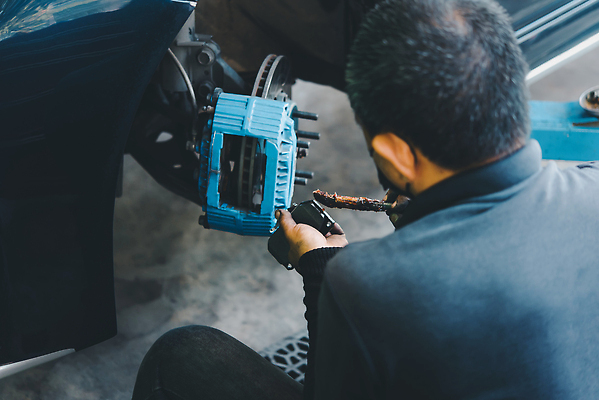 포토 JPG 해외이미지 직업 산업 교통시설 자동차 노동자 사람 사람없음 상점 금속 기계 공연 손상 디스크 작업 바퀴 기술자 변화 실패 수리 브레이크 서비스 타이어 고정 문제 모터 유지 돌봄 자동 제어 조율 차고 해외202310 해외포토 육상교통 교통 컨셉 모션 재질 이벤트 좌절 질병 시설 파일형식