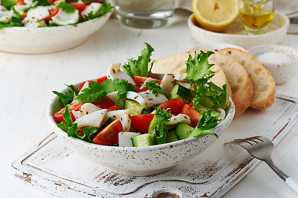 포토 JPG 해외이미지 접시 빵 포크 잎 다이어트 토마토 단면 오이 도마 사람없음 샐러드 신선 양상추 레몬 오징어 해외포토 식물 식기 음식 채소 과일 주방용품 연체동물 건강 수중동물 파일형식