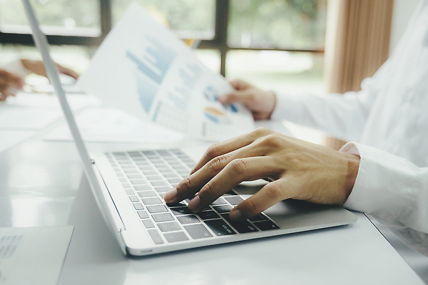 포토 JPG 해외이미지 직업 비즈니스 통신 통계 성공 회의 설계 세명 금융 사무실 자료 정보 직장인 그룹 시장 계획 상담원 주식 토론 분석 동료 상담 경영자 투자 온라인 회계 경영 마케팅 인터랙티브 브레인스토밍 해외202310 해외포토 컨셉 관계 사람 경제 사무원 리더 파일형식