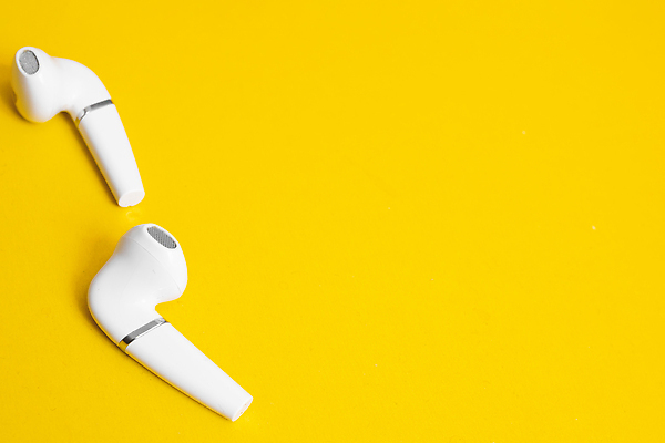 포토 JPG 해외이미지 라이프스타일 디자인 음악 이어폰 컨셉 인터넷 비즈니스 통신 흑백 실내 사람없음 컴퓨터 노란색 디지털 헤드폰 듣기 장비 흰색 상품 연결 휴대용 플라스틱 사이버 무선전화기 전화기 마이크 오브젝트 전자 귀 오디오 스테레오 마케팅 목업 카피스페이스 해외202310 해외포토 컬러 음향기기 모션 재질 문화예술 촬영기법 내부 생활 신체부위 전자제품 소리 공백 파일형식