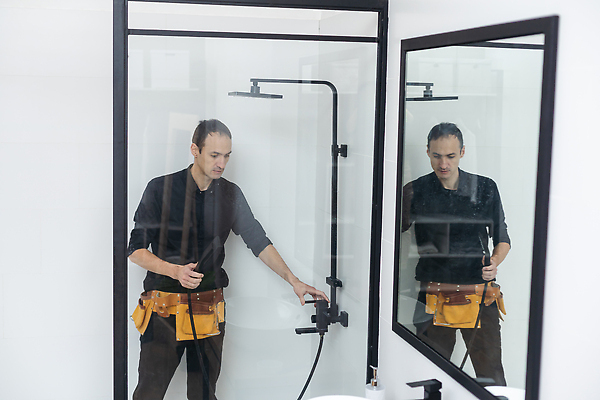 포토 JPG 해외이미지 남자 유니폼 노동자 한명 상반신 성인 앞모습 욕실 업무 수리 청소 수도꼭지 유지 샤워실 성인남자한명만 해외202310 해외포토 직업 1 옷 뷰포인트 사람 작업 샤워시설 남자한명만 성인남자만 파일형식