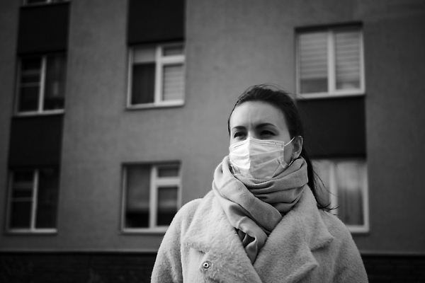 포토 JPG 해외이미지 백인 1 라이프스타일 유럽 얼굴 여행 백그라운드 창문 거리 프레임 건강 경고 가면 한명 사람 야외 뷰티 여행객 고통 환자 흰색 도시 바이러스 보호 질병 보안 감염 전염병 해외202310 해외포토 서양인 감정 나라 컬러 컨셉 의학 안전 생활 신체부위 파일형식