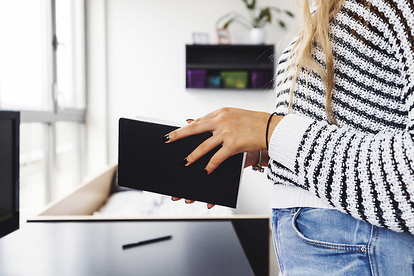 포토 JPG 해외이미지 라이프스타일 응시 여자 교육 행복 백그라운드 통신 교실 학교 가족 청소년 대화 한명 사람 성인 야외 책 스터디 뷰티 걷기 공책 우정 잡기 그룹 저녁 토론 속도 대학교 폴더 적재 사춘기 의사소통 채팅 해외202310 해외포토 1 시선 감정 관계 모션 문구용품 말하기 생활 친구 학습 야간 파일 파일형식