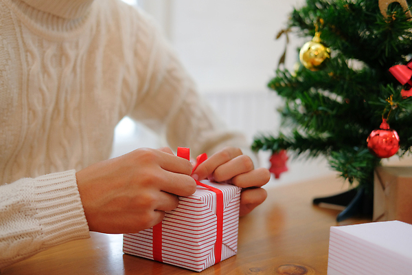 포토 JPG 해외이미지 나무 손 남자 행복 리본 종이 커피 크리스마스 겨울 탁자 휴가 선물 한명 목재 장식 컵 빨간색 상자 축제 축하 인사 스웨터 활 준비 크리스마스이브 포장소품 해외202310 해외포토 식물 1 식기 계절 기념일 감정 음료 컬러 가구 컨셉 상의 재료 포장 사람 신체부위 예절 오브젝트 포장재료 파일형식