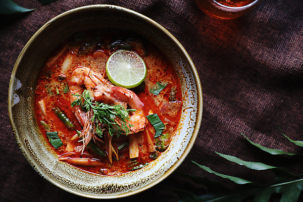 포토 JPG 해외이미지 그릇 조각 잎 새우 사람없음 매움 라임 똠얌꿍 해외202310 해외포토 식물 식기 과일 갑각류 맛 태국음식 파일형식