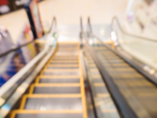 포토 JPG 해외이미지 선 여행 백그라운드 이동 비즈니스 건축양식 교통시설 모션 바닥 실내 사람 사람없음 내부 건물 빛 노란색 계단 금속 도시 역 쇼핑몰 에스컬레이터 철강 해외202310 해외포토 건축물 건축 컬러 교통 컨셉 재질 시설 파일형식