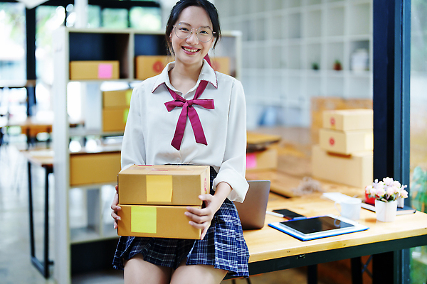 포토 JPG 해외이미지 옷 여자 행복 아시아 백그라운드 컨셉 인터넷 비즈니스 포장 사업가 성공 주택 한명 동양인 노트북 스마트폰 컴퓨터 상자 알약 판매 상점 비즈니스우먼 상품 상인 고객 확인 온라인쇼핑 패키지 질서 획득 온라인 주인 짐싸기 전자상거래 마케팅 프리랜서 해외202310 해외포토 직업 1 감정 나라 사람 인종 건물 전자제품 핸드폰 스마트기기 쇼핑 약 예절 직장인 파일형식