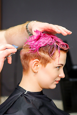 포토 JPG 해외이미지 여자 분홍색 짧은머리 한명 상반신 성인 옆모습 머리카락 미용실 미용사 머리손질 성인여자한명만 해외202310 해외포토 직업 1 헤어스타일 뷰포인트 컬러 사람 뷰티 머리 뷰티샵 여자한명만 성인여자만 파일형식