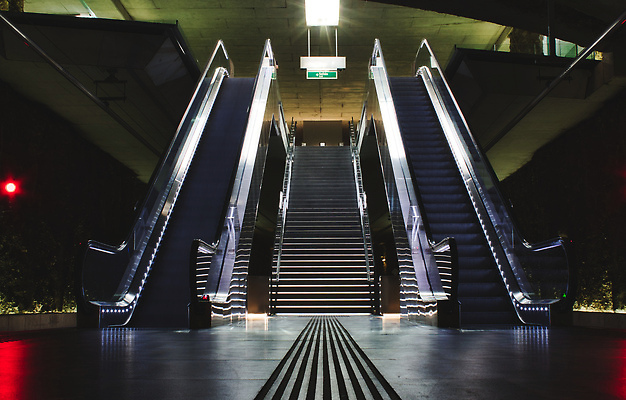 포토 JPG 해외이미지 디자인 응시 여행 건축양식 교통시설 모션 사람없음 내부 건물 빛 계단 어둠 도시 네트워크 전철 공항 아래 가득함 각도 에스컬레이터 시스템 튜브 지하 일반 길이 단계 그만 대칭 더블 땅바닥 방법 터미널 비어있는 해외202310 해외포토 건축물 시선 건축 육상교통 교통 대중교통 바닥 방향 시설 위치 파일형식
