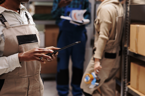 포토 JPG 해외이미지 백인 여자 남자 흑인 노동자 실내 들기 상반신 성인 세명 상자 하반신 작업 물류창고 체크리스트 성인만 해외202310 해외포토 서양인 직업 모션 사람 내부 창고 파일형식